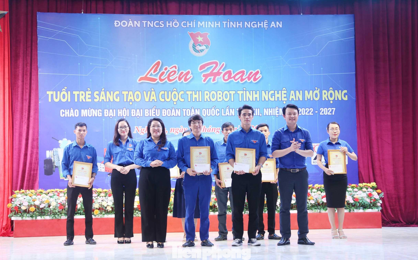 Trao giải Nhì chung cuộc cho dự án &quot;Xây dựng mô hình chuỗi giá trị sản xuất và chế biến gạo nếp cẩm theo tiêu chuẩn VietGap&quot; và dự án &quot;Seboo Creative Toy&quot;