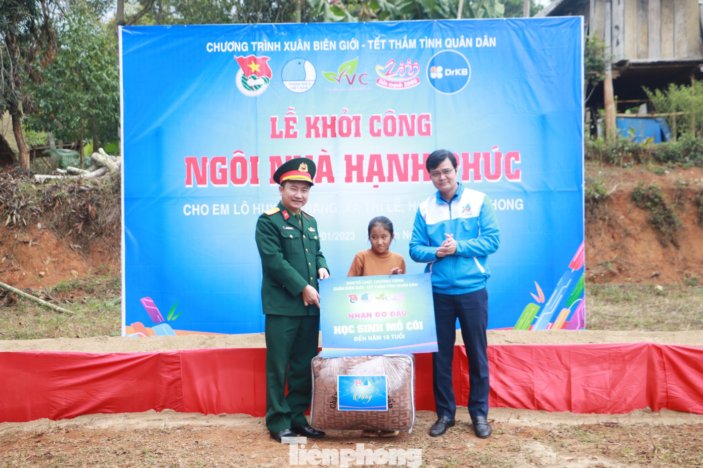 Trong khuôn khổ "Ngôi nhà hạnh phúc", em Lô Huyền Trang được nhận đỡ đầu theo hình thức "Em nuôi của Đoàn" tới năm 18 tuổi. Trong khuôn khổ "Ngôi nhà hạnh phúc", em Lô Huyền Trang được nhận đỡ đầu theo hình thức "Em nuôi của Đoàn" tới năm 18 tuổi.