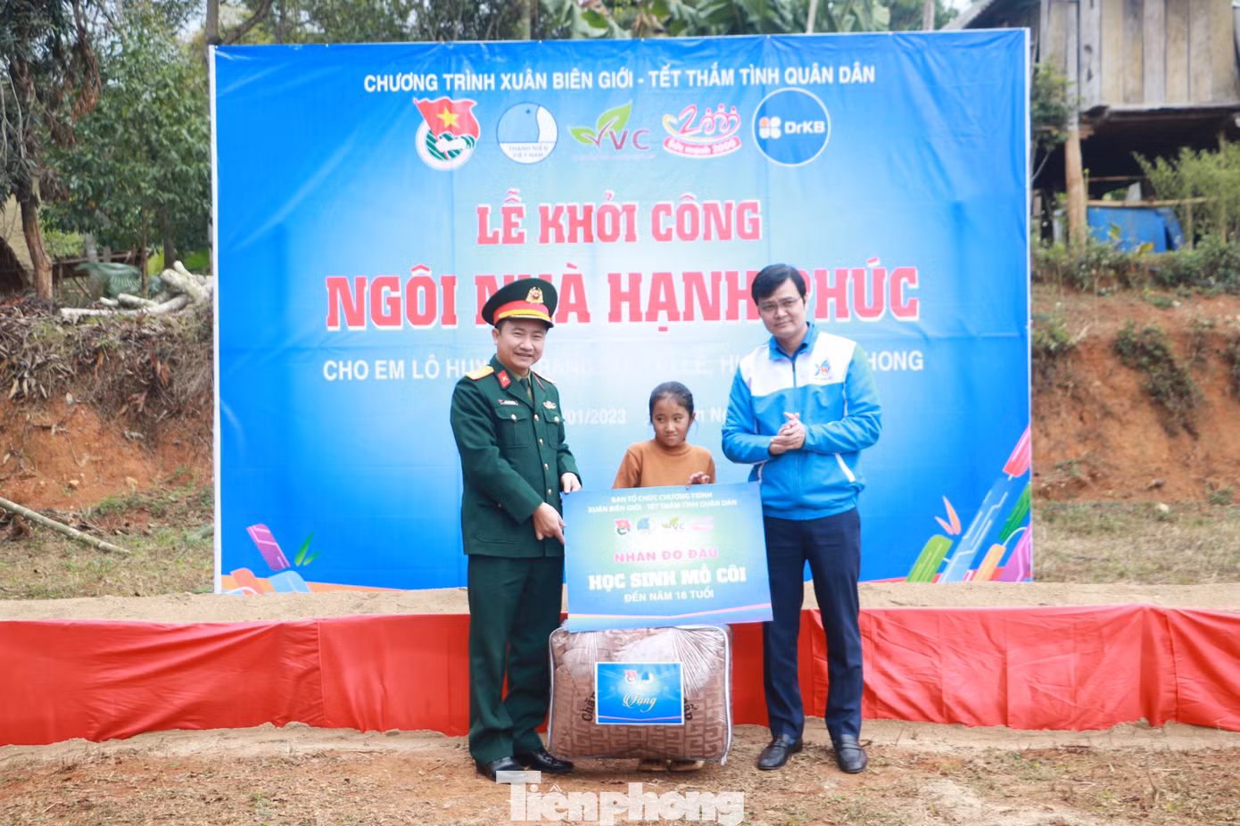 Trong khuôn khổ "Ngôi nhà hạnh phúc", em Lô Huyền Trang được nhận đỡ đầu theo hình thức "Em nuôi của Đoàn" tới năm 18 tuổi.