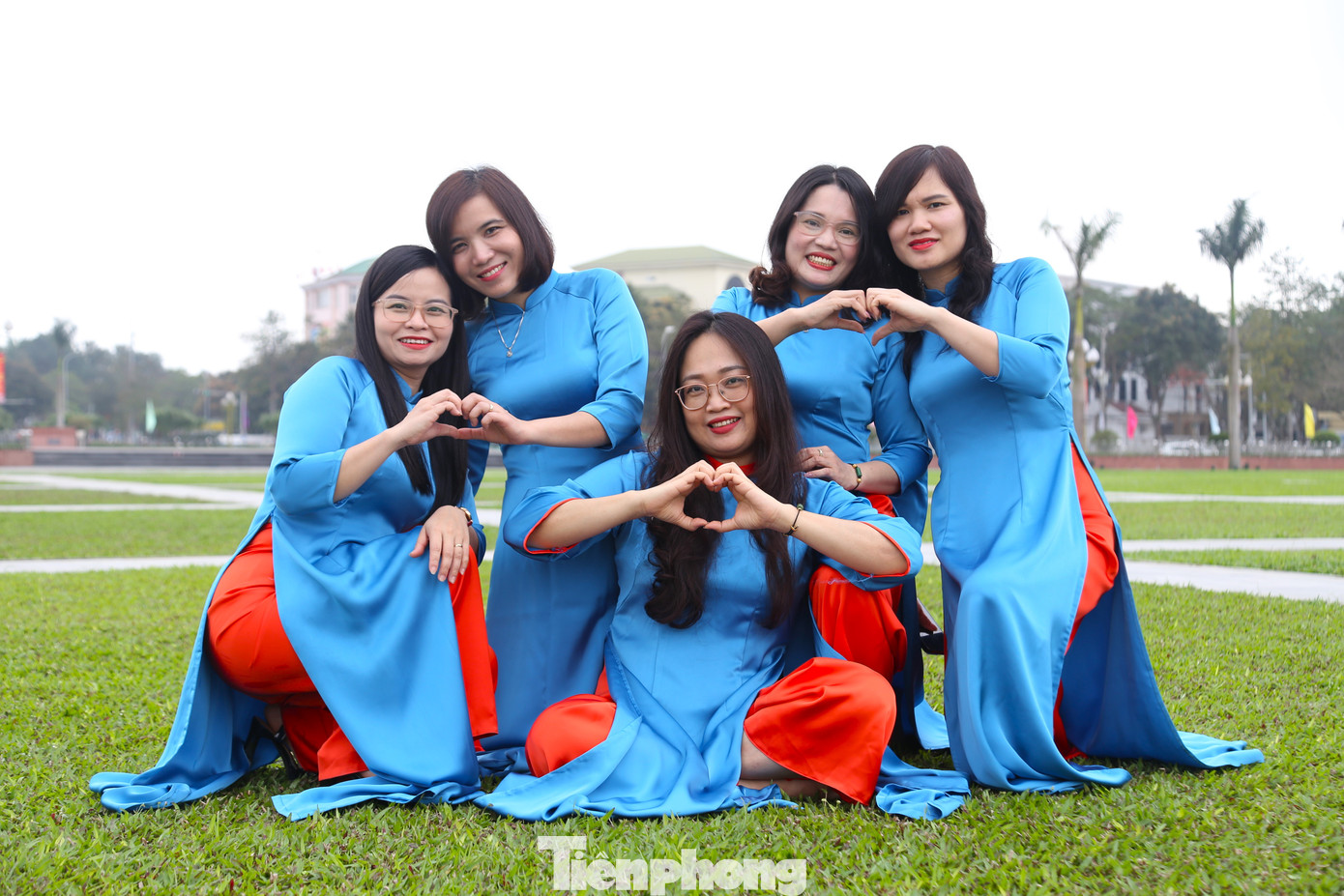 Rạng rỡ trong tà áo dài.