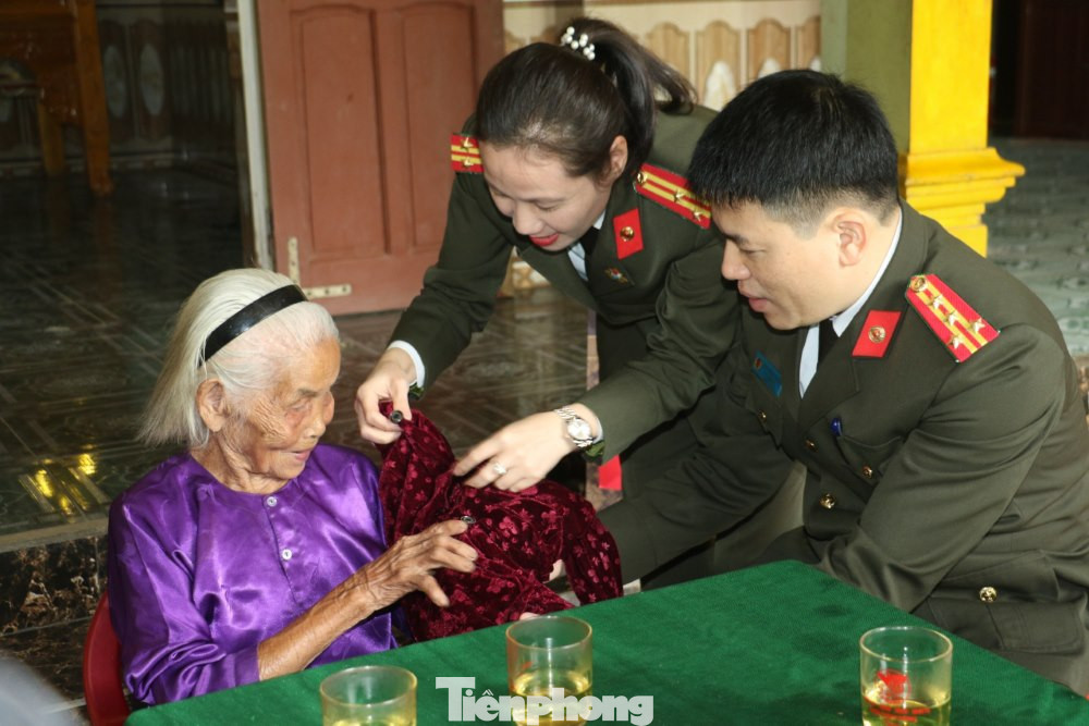 Cũng trong dịp này, Đại tá Trần Hồng Quang - Phó Giám đốc Công an tỉnh Nghệ An đã đến thăm hỏi, tặng quà Mẹ Việt Nam Anh hùng Nguyễn Thị Năm (SN 1927, trú xã Thanh Lĩnh, huyện Thanh Chương). Mẹ Năm có 2 con trai là liệt sĩ đã anh dũng hy sinh trong thời kỳ kháng chiến chống Mỹ cứu nước. Để tri ân công lao to lớn, chia sẻ với những đau thương mất mát của gia đình, năm 2017, Công an Nghệ An đã nhận phụng dưỡng suốt đời, hỗ trợ, chăm sóc Mẹ.