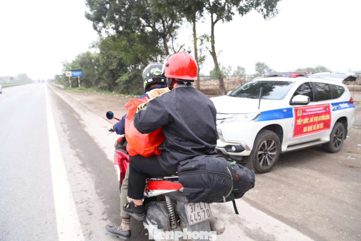 Kinh tế khó khăn, thu nhập của người lao động cũng giảm sút. Để có thể về quê ăn Tết, nhiều người đã chọn phương án chạy xe máy, vừa tiết kiệm chi phí, vừa chủ động về thời gian.