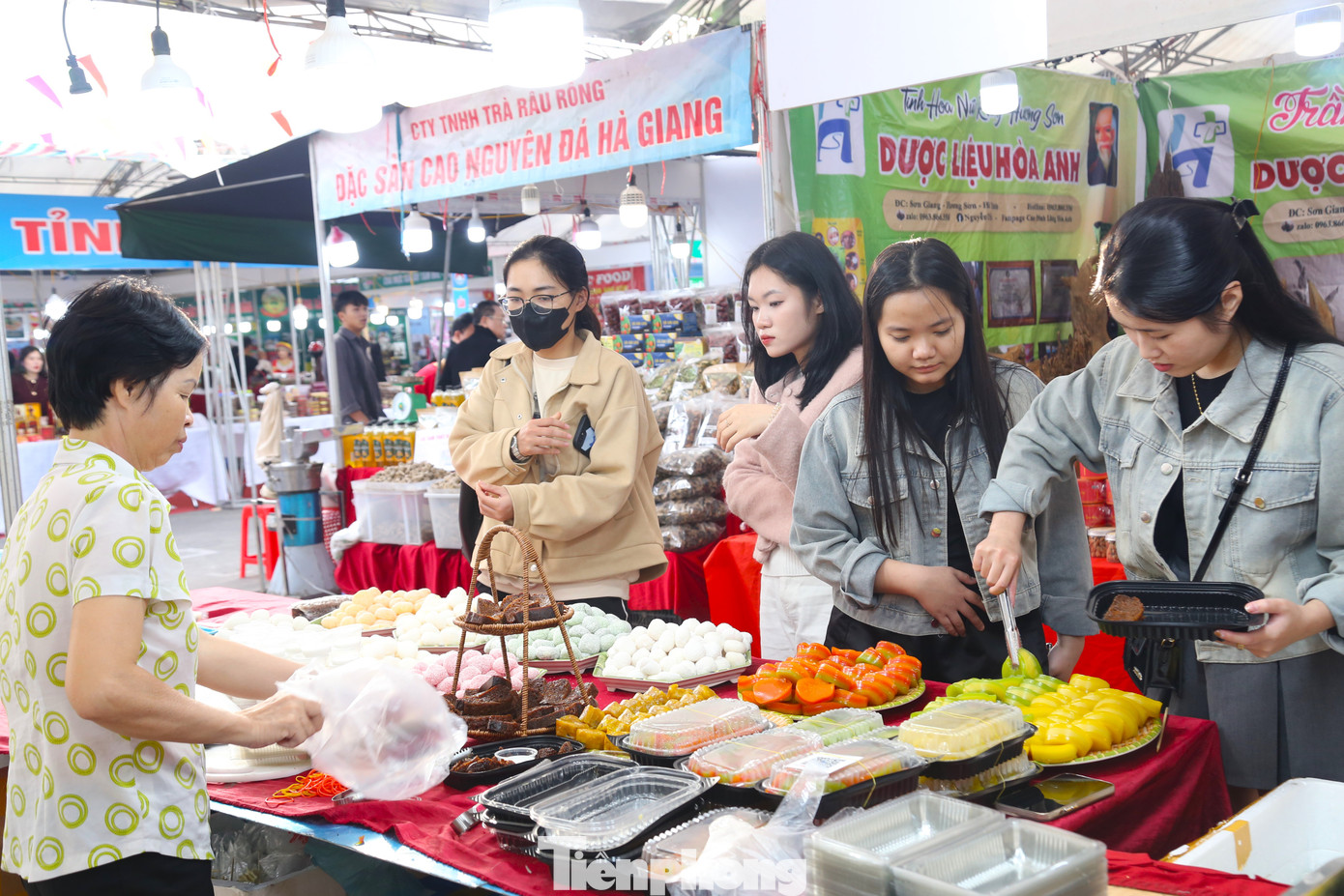Các hàng hóa được trưng bày đa dạng, phong phú, đa ngành hàng, đa lĩnh vực như: sản phẩm nông sản, thủy sản, thực phẩm chế biến, đồ uống; hàng thủ công mỹ nghệ, đồ gỗ nội, ngoại thất, hàng dệt may, gia dụng; sản phẩm làng nghề, sản phẩm OCOP, dược liệu...