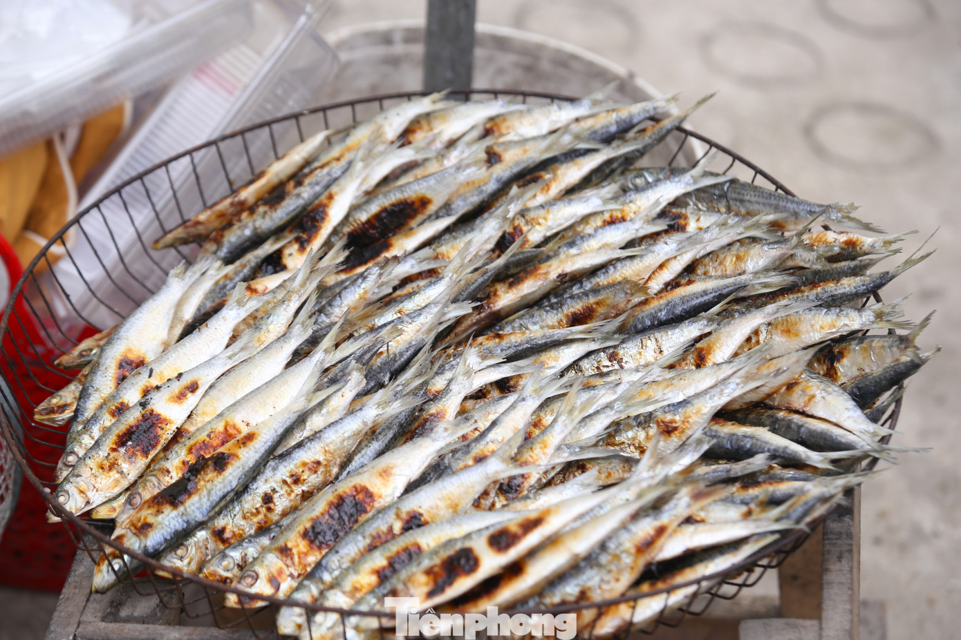 Sau khi nướng chín, cá trích ngả màu vàng ươm.