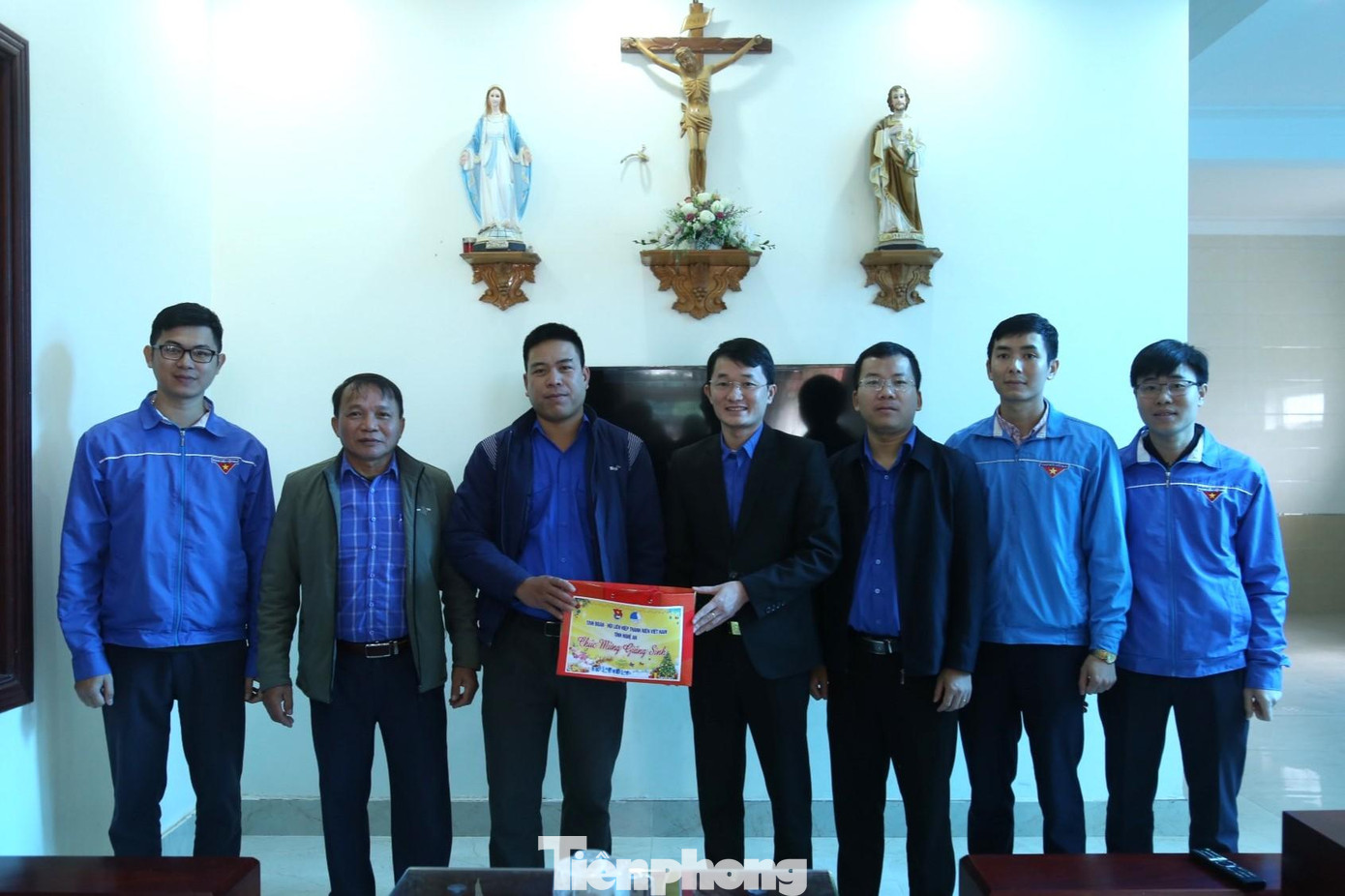 Thăm, chúc mừng các thanh niên Phạm Văn Dương - Bí thư Chi đoàn xã Nghi Trung và Nguyễn Văn Hiền - Ủy viên Ban Thường vụ Đoàn xã Nghi Diên.