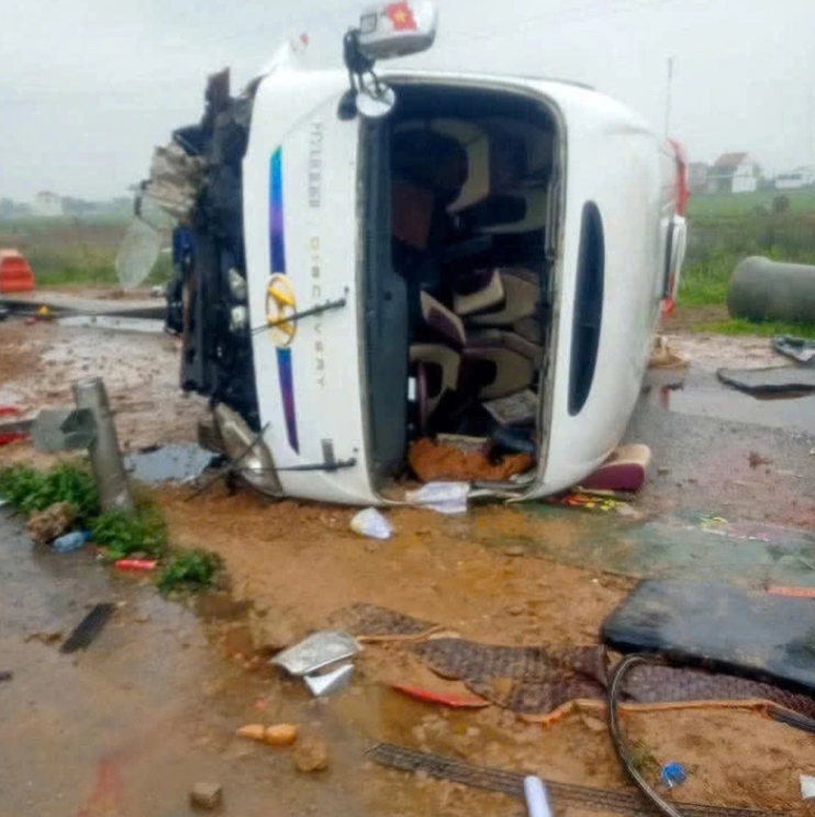 Chiếc xe ô tô 16 chỗ lật nghiêng, hư hỏng nặng