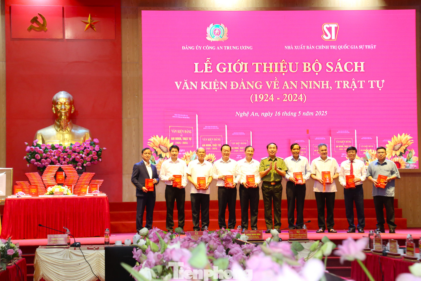 Thứ trưởng Bộ Công an Trần Quốc Tỏ trao tặng sách Văn kiện Đảng về an ninh, trật tự (1924 - 2024) cho các đại biểu.