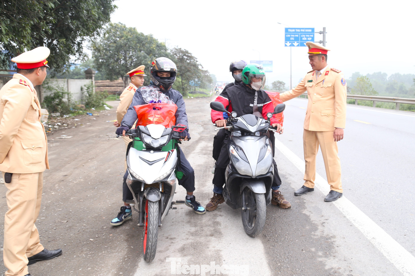 Vừa chạy xe máy qua cầu Bến Thủy 2, anh Trương Công Lâm (quê Thanh Hóa) bất ngờ, lo lắng khi bị lực lượng CSGT ra tín hiệu dừng xe, mời vào ven đường. Khi nhận được gói quà Tết của cán bộ CSGT, anh Lâm mới thở phào. Anh Lâm đi làm thuê ở Đà Lạt. Tết này, anh quyết định đi xe máy, vượt chặng đường hơn 1.000km về quê Thanh Hóa.