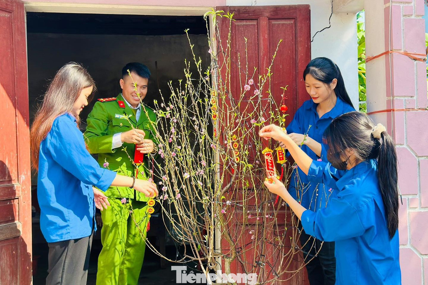 Công an huyện Thanh Chương, đoàn viên thanh niên thăm hỏi hộ đơn thân là bà Nguyễn Thị Quý (93 tuổi, trú thôn Trung Long, xã Thanh Lĩnh, huyện Thanh Chương). Tại đây, các bạn trẻ đã tổ chức dọn dẹp nhà cửa, trang trí tết và trao quà cho bà.