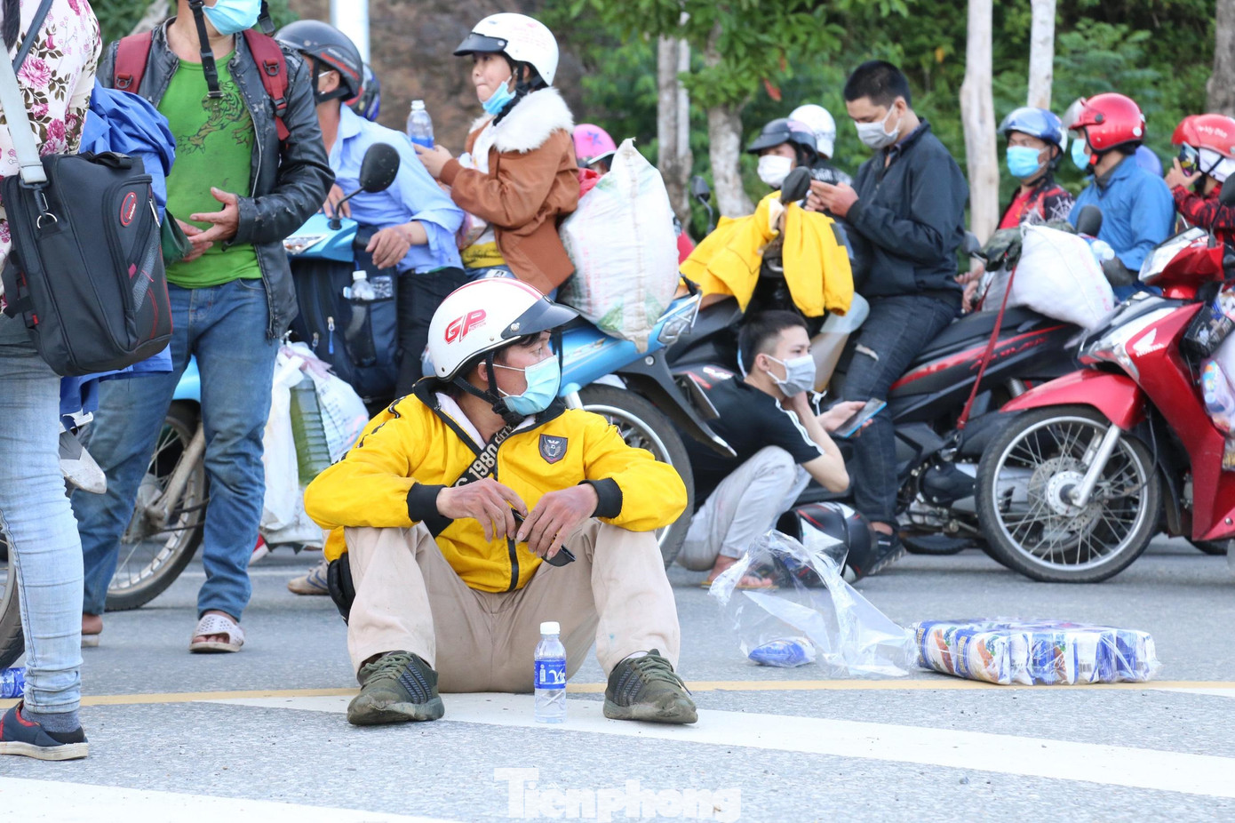 Người đàn ông ngồi bệt xuống đường chờ được về quê ở Hà Giang.