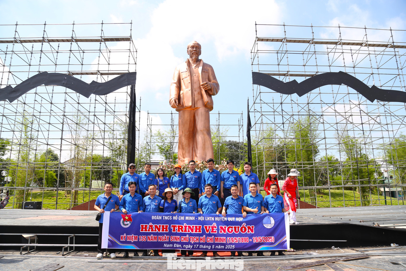 Đoàn cán bộ Huyện Đoàn Quỳ Hợp (Nghệ An) với hành trình về nguồn nhân dịp kỷ niệm 135 năm ngày sinh Chủ tịch Hồ Chí Minh. Đoàn chụp ảnh dưới tượng đài “Bác Hồ về thăm quê”. Chị Bùi Thị Hồng, Bí thư Huyện Đoàn chia sẻ: “Mặc dù đã đến Kim Liên rất nhiều lần nhưng lần nào đến tôi cũng rất xúc động, bồi hồi. Đặc biệt dịp kỷ niệm 135 năm ngày sinh Bác lần này. Dịp này, Đoàn tổ chức nhiều hoạt động ý nghĩa như nói chuyện truyền thống tại trường học, sinh hoạt chi đoàn chủ đề về Bác, kết nạp đội viên, giao lưu kết nghĩa giữa các trường học, thi Rung chuông vàng,...”.