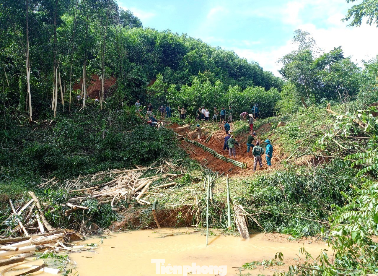 Trước thực trạng trên, lãnh đạo xã Châu Hạnh đã khảo sát, mở một con đường tạm với chiều dài gần 100 mét, chiều rộng khoảng 2 mét đủ cho xe máy, người dân đi lại.