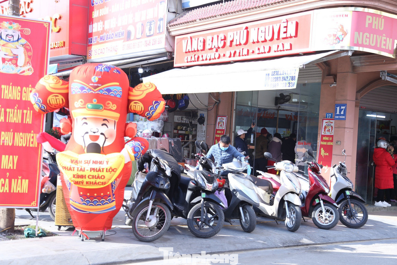 Là ‘ngày làm ăn’ nên hầu hết các tiệm vàng đều tuyển thêm nhân viên, gọi thêm người nhà để phục vụ, có tiệm còn thuê đội văn nghệ đóng ông Thần tài để hút khách. Là ‘ngày làm ăn’ nên hầu hết các tiệm vàng đều tuyển thêm nhân viên, gọi thêm người nhà để phục vụ, có tiệm còn thuê đội văn nghệ đóng ông Thần tài để hút khách.