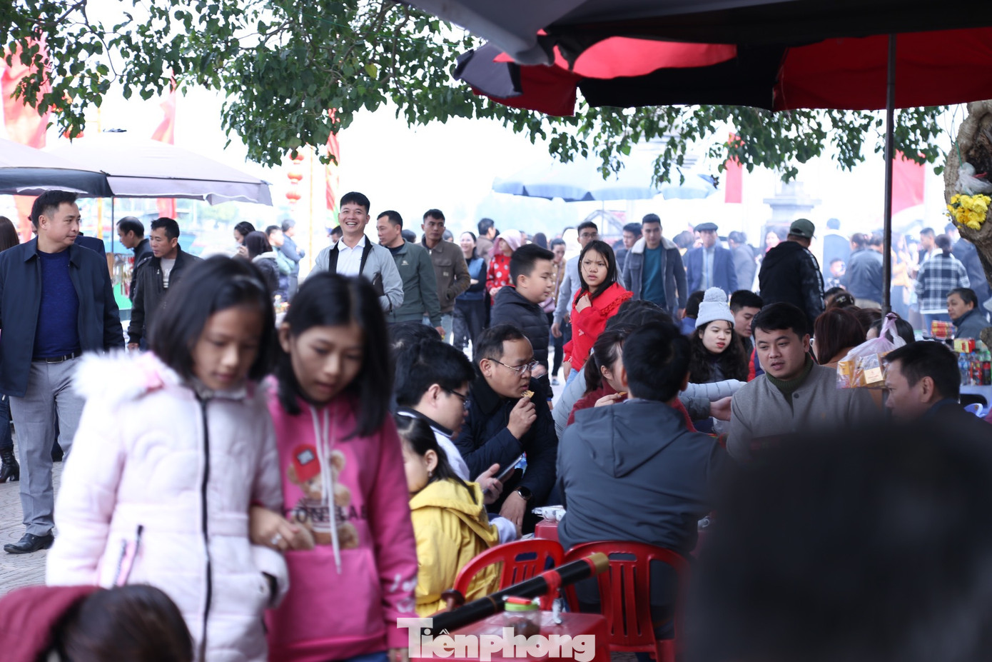 Ông Nguyễn Văn Bình - Trưởng phòng Văn hóa và Thông tin thị xã Hoàng Mai cho biết, sau hai năm ảnh hưởng của dịch COVID-19 phải hạn chế tập trung đông người, dịp Tết Nguyên đán Quý Mão 2023, thời tiết thuận lợi nên lượng du khách về với đền Cờn tăng đột biến. Tính đến nay, đã có hơn 25 vạn lượt khách thập phương về với đền Cờn. Ông Nguyễn Văn Bình - Trưởng phòng Văn hóa và Thông tin thị xã Hoàng Mai cho biết, sau hai năm ảnh hưởng của dịch COVID-19 phải hạn chế tập trung đông người, dịp Tết Nguyên đán Quý Mão 2023, thời tiết thuận lợi nên lượng du khách về với đền Cờn tăng đột biến. Tính đến nay, đã có hơn 25 vạn lượt khách thập phương về với đền Cờn.