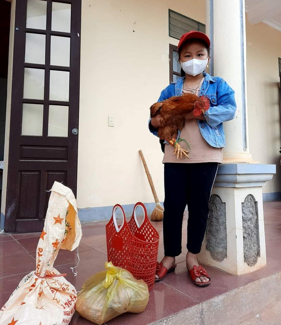 Cháu Linh mang gạo, gà, bí đỏ đến ủng hộ khu cách ly