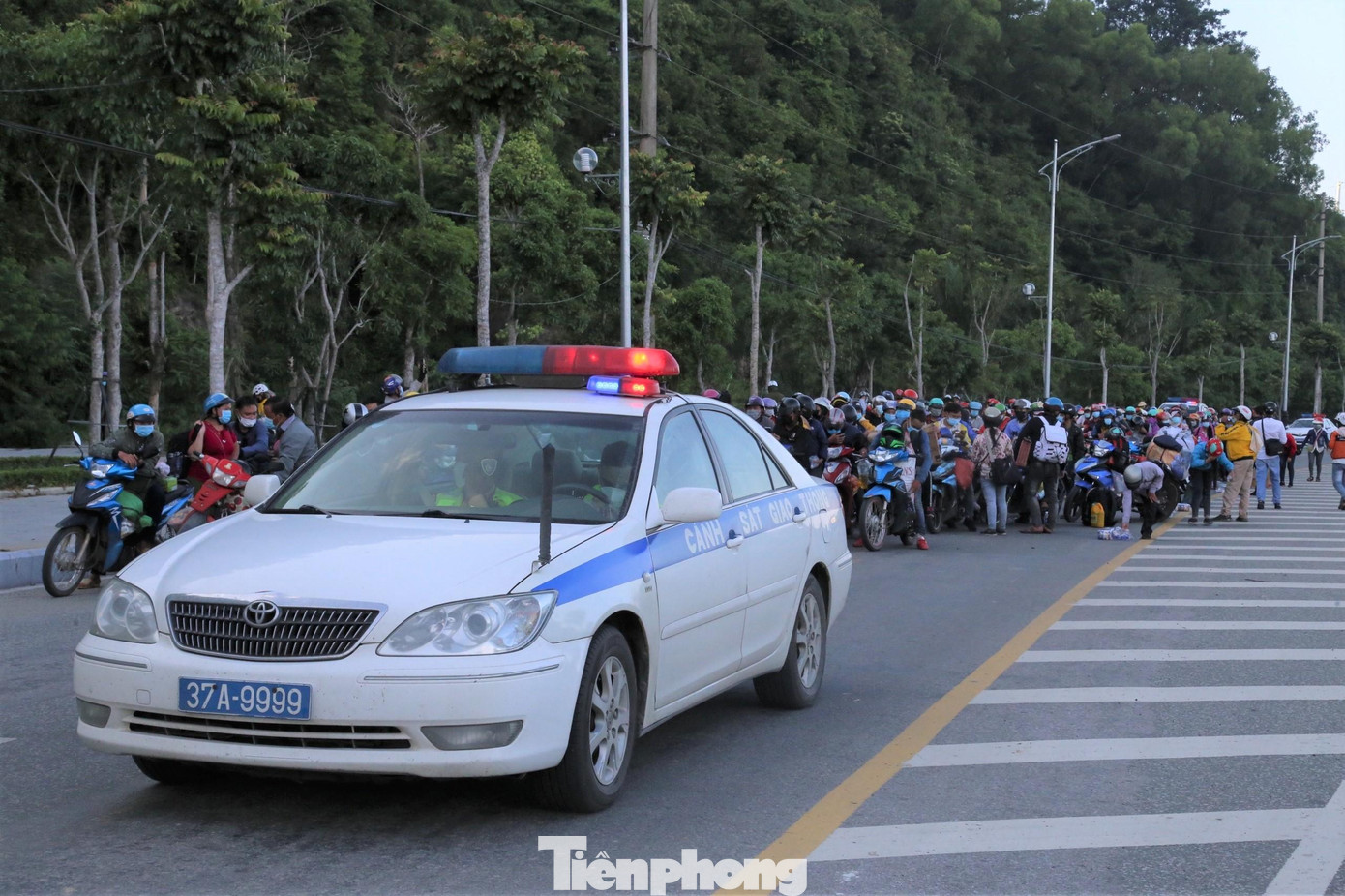 Những công dân ngoại tỉnh sẽ được xe của CSGT dẫn đường đi theo Quốc lộ 1A ra hết địa phận tỉnh Nghệ An, sau đó sẽ bàn giao cho lực lượng chức năng tỉnh Thanh Hóa.