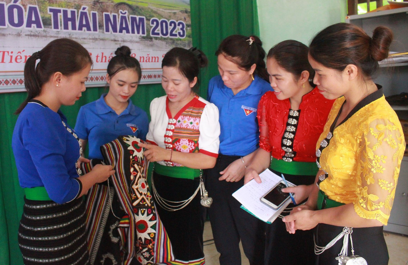 Chị em đồng bào dân tộc Thái ở huyện Quỳ Châu học nghề dệt thổ cẩm truyền thống.