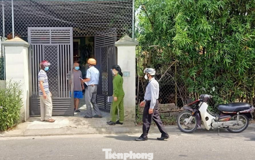 Thực hiện chỉ đạo của UBND tỉnh Nghệ An, bắt đầu từ sáng 30/6, 25 phường, xã của thành phố Vinh đã ra quân, tổng lực truy vết tất cả các trường hợp liên quan đến chợ đầu mối Vinh từ ngày 1/6 đến nay. Thành lập những tổ COVID cộng đồng “đi từng ngõ, gõ từng nhà” để thống kê những người buôn bán/đến/trở về từ chợ đầu mối Vinh.