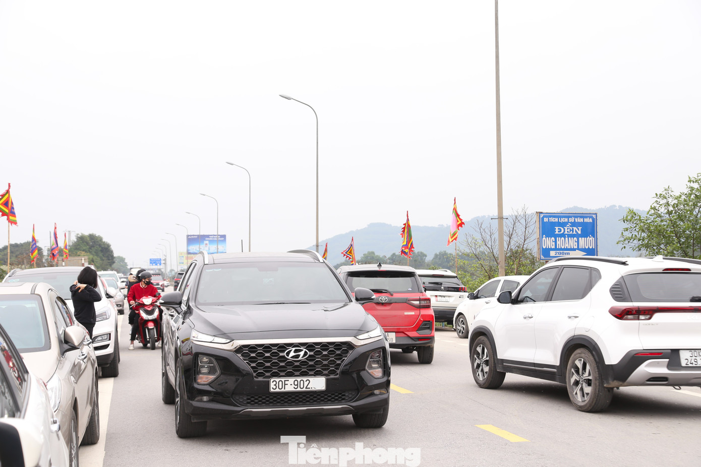 Trước khu vực cổng đền luôn tấp nập xe ra vào sáng mồng 1 Tết.