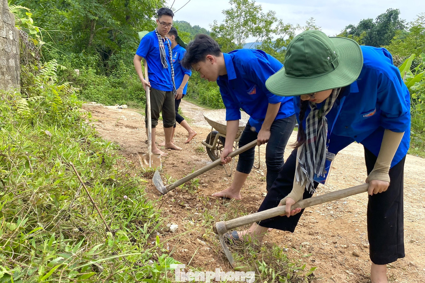 Tham gia dọn vệ sinh môi trường, phát quang cây cối tại bản Kẻ Nính, bản Khe Hán. Tham gia dọn vệ sinh môi trường, phát quang cây cối tại bản Kẻ Nính, bản Khe Hán.
