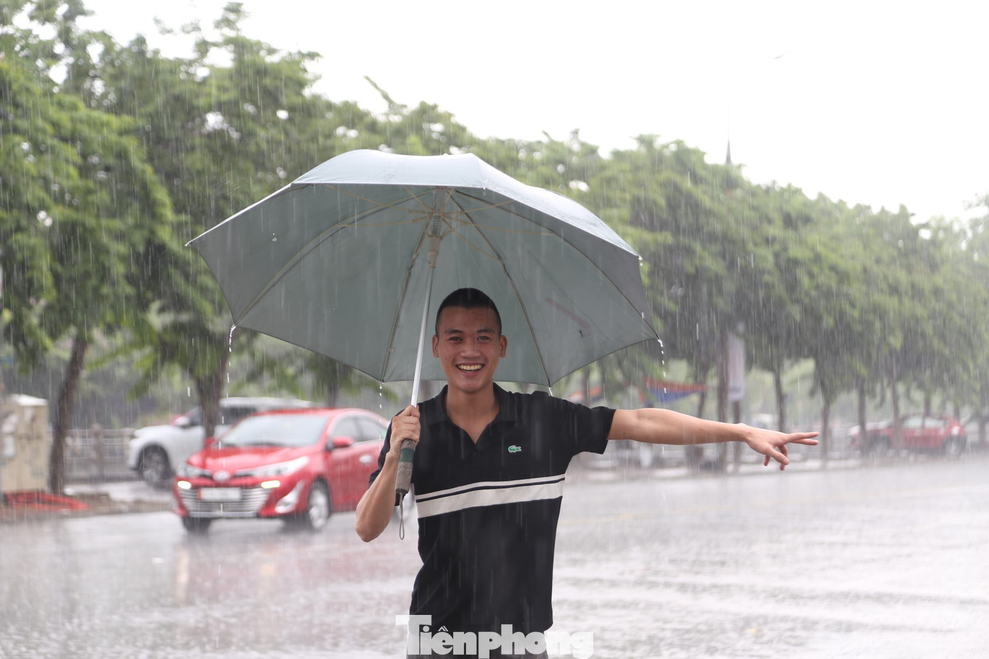 Bạn trẻ thích thú đứng dưới mưa. Bạn trẻ thích thú đứng dưới mưa.