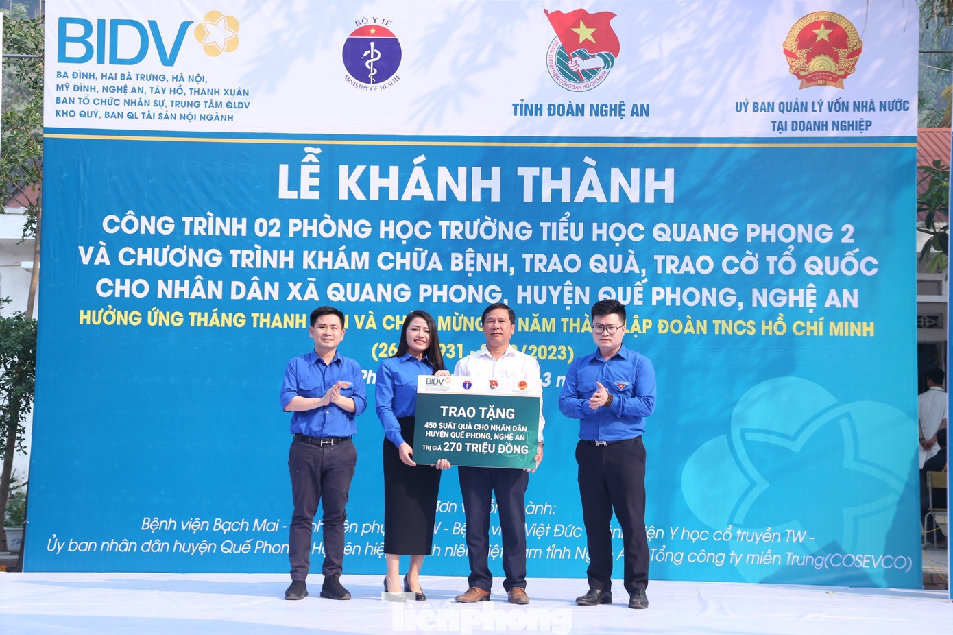 Trao tặng 450 phần quà cho các em học sinh tại trường Tiểu học Quang Phong 2 và nhân dân xã Quang Phong.