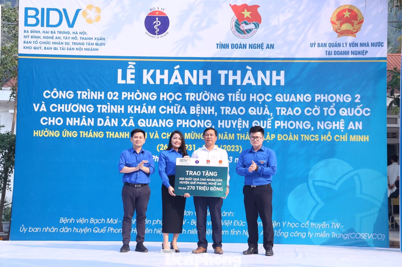 Trao tặng 450 phần quà cho các em học sinh tại trường Tiểu học Quang Phong 2 và nhân dân xã Quang Phong. Trao tặng 450 phần quà cho các em học sinh tại trường Tiểu học Quang Phong 2 và nhân dân xã Quang Phong.