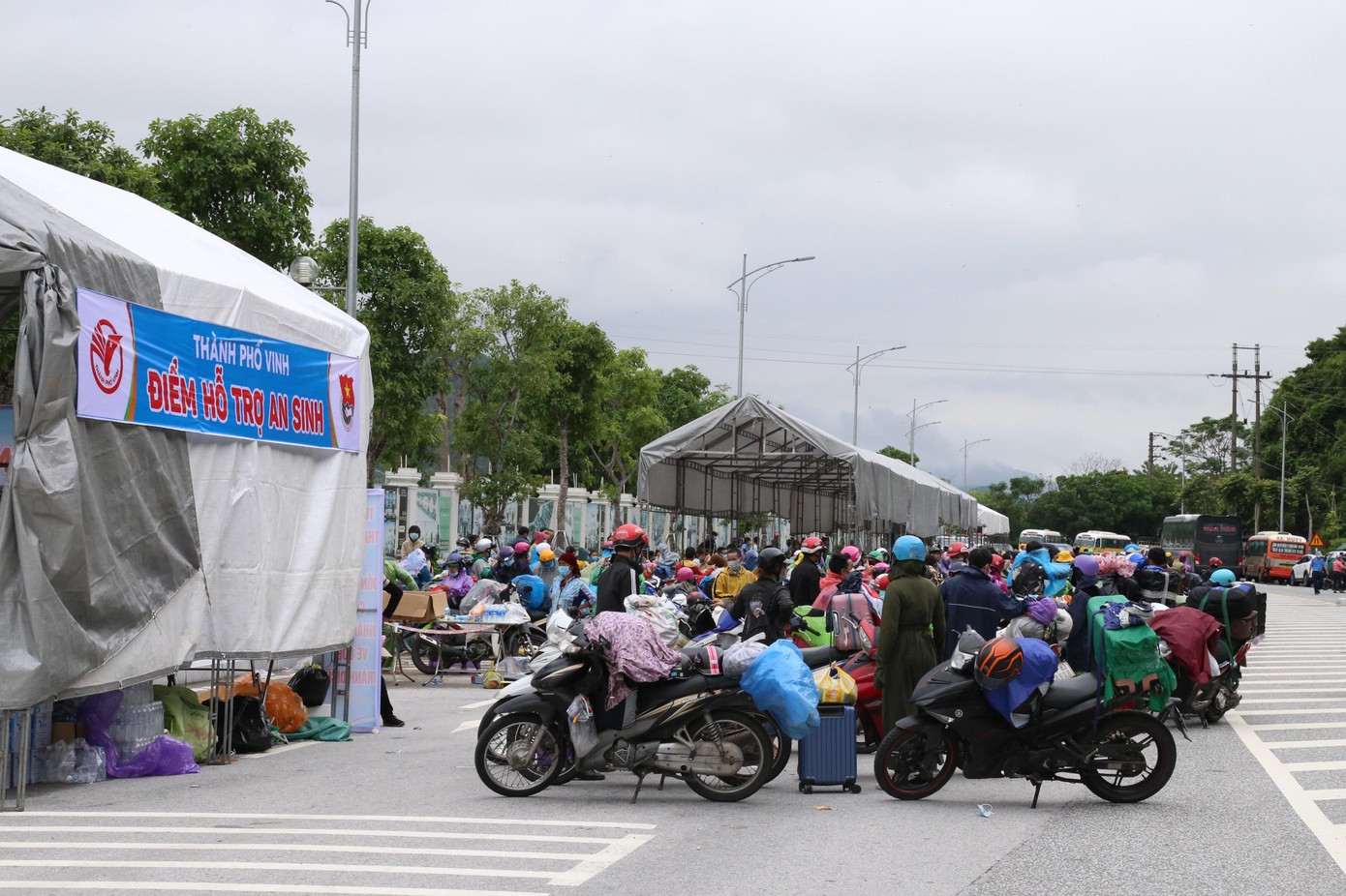 Nhiều người từ các tỉnh thành phía Nam vẫn tiếp tục đổ về chốt kiểm soát cầu Bến Thủy 2. Với mong muốn tiếp sức người dân về quê, Thành đoàn Vinh (Nghệ An) triển khai điểm hỗ trợ an sinh tại đây. Hàng chục đoàn viên thanh niên tích cực tham gia, trong đó có nhiều bạn là học sinh, sinh viên. (Ảnh: Thu Hiền) Nhiều người từ các tỉnh thành phía Nam vẫn tiếp tục đổ về chốt kiểm soát cầu Bến Thủy 2. Với mong muốn tiếp sức người dân về quê, Thành đoàn Vinh (Nghệ An) triển khai điểm hỗ trợ an sinh tại đây. Hàng chục đoàn viên thanh niên tích cực tham gia, trong đó có nhiều bạn là học sinh, sinh viên. (Ảnh: Thu Hiền)