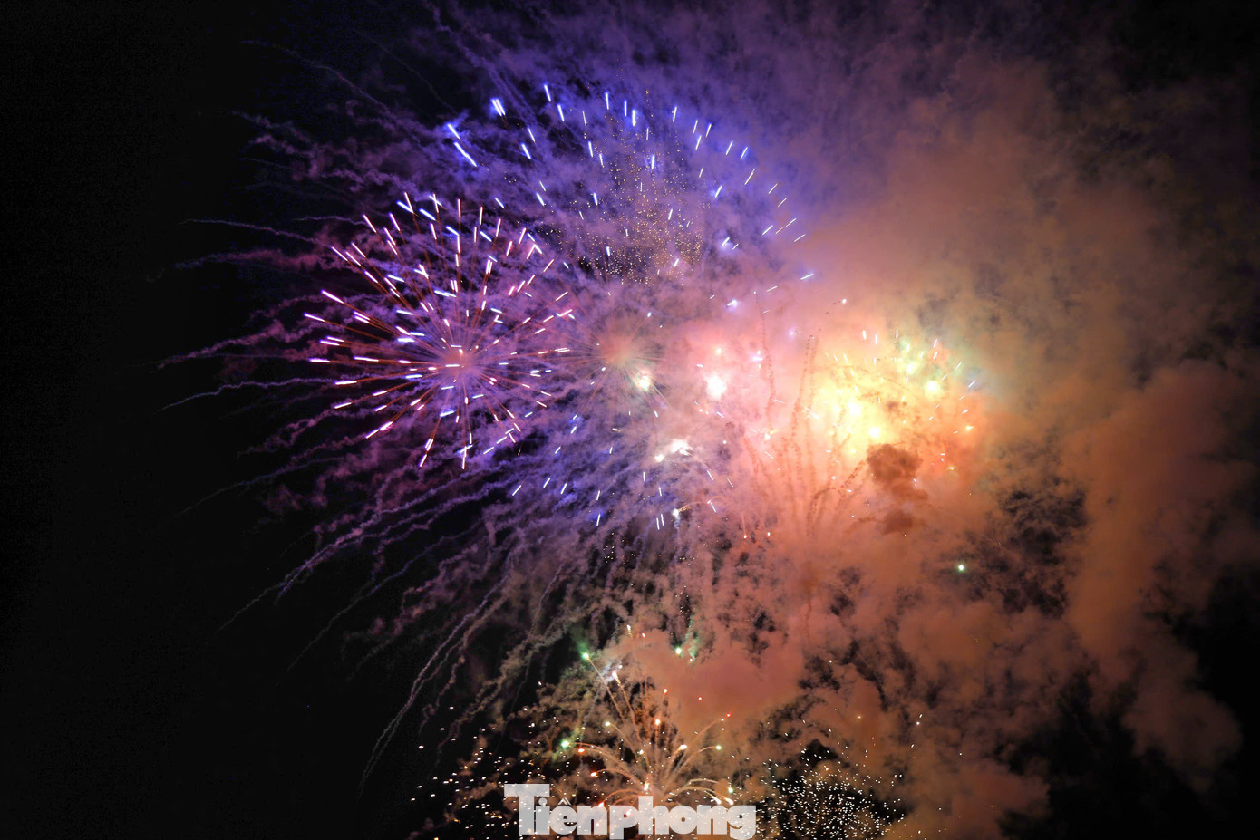 Màn bắn pháo hoa khai hội Làng Sen 2025