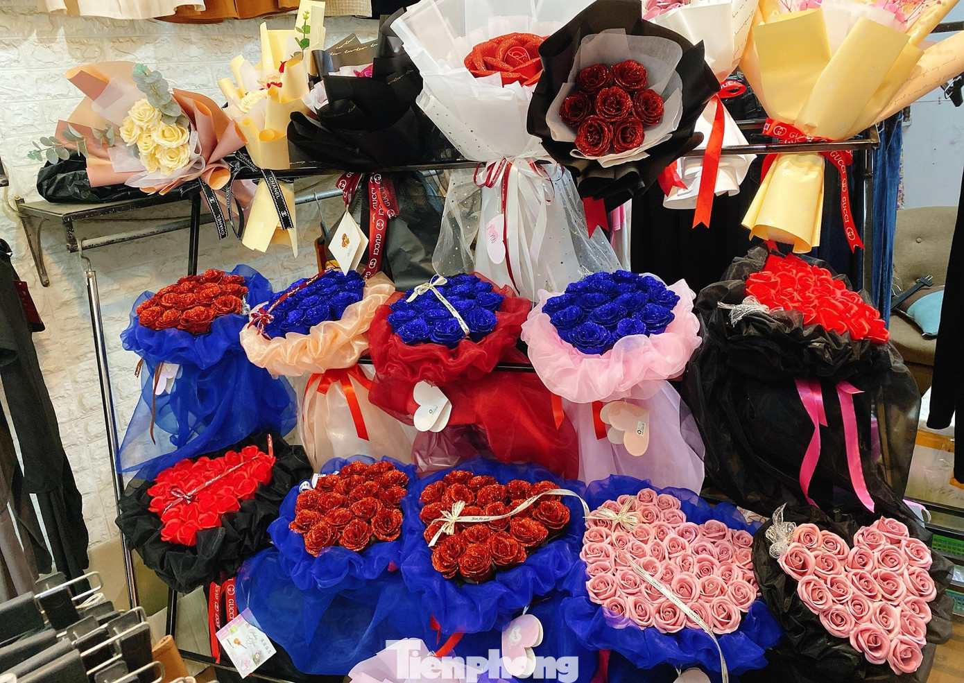 Bên cạnh hoa tươi, các loại hoa hồng sáp với nhiều màu sắc đa dạng như đỏ, xanh, tím... cũng được nhiều khách hàng ưa chuộng bởi ưu thế thời gian để được lâu.