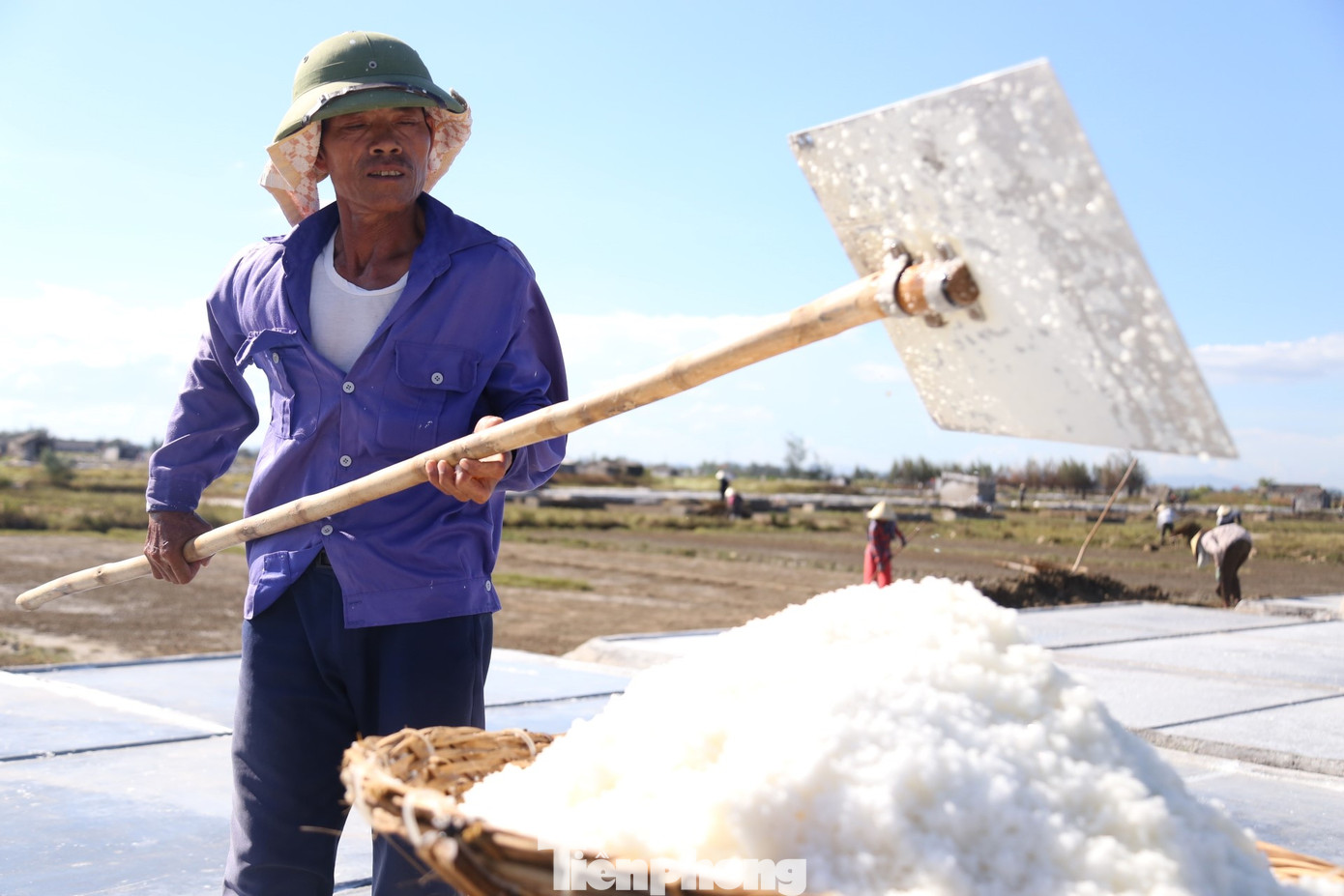 Theo nhiều diêm dân, giá muối nhiều năm nay vẫn chưa thoát khỏi sự phập phù, lên xuống. Điệp khúc được mùa mất giá, được giá mất mùa vẫn cứ luẩn quẩn.