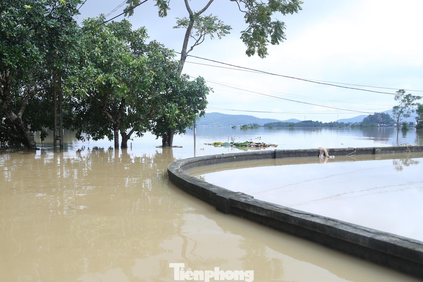 Đến nay, đã tròn một tuần người dân nơi đây bị cô lập. Đến nay, đã tròn một tuần người dân nơi đây bị cô lập.