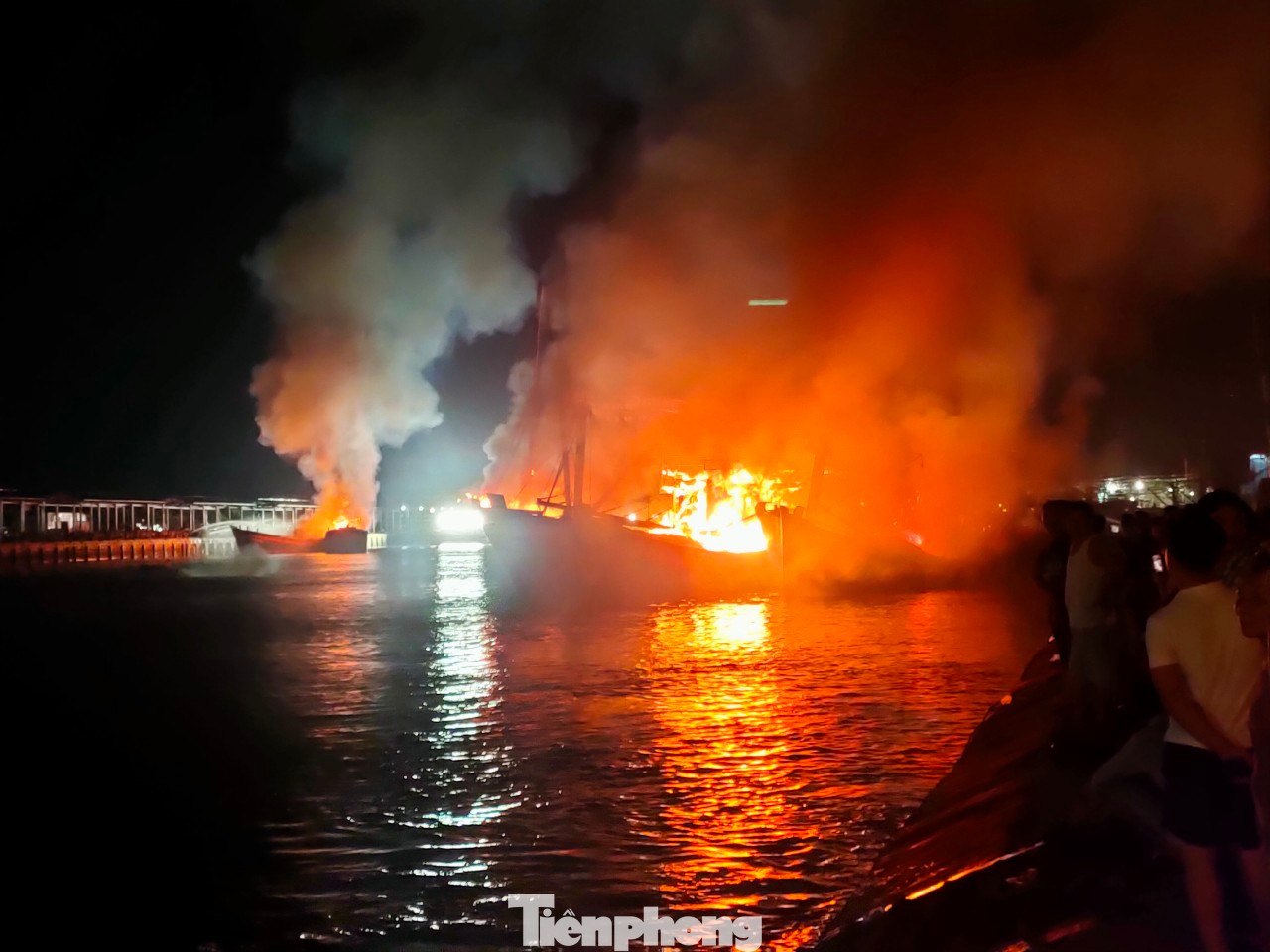 Nhiều tàu cá bốc cháy khi đang neo đậu tại cảng. Nhiều tàu cá bốc cháy khi đang neo đậu tại cảng.