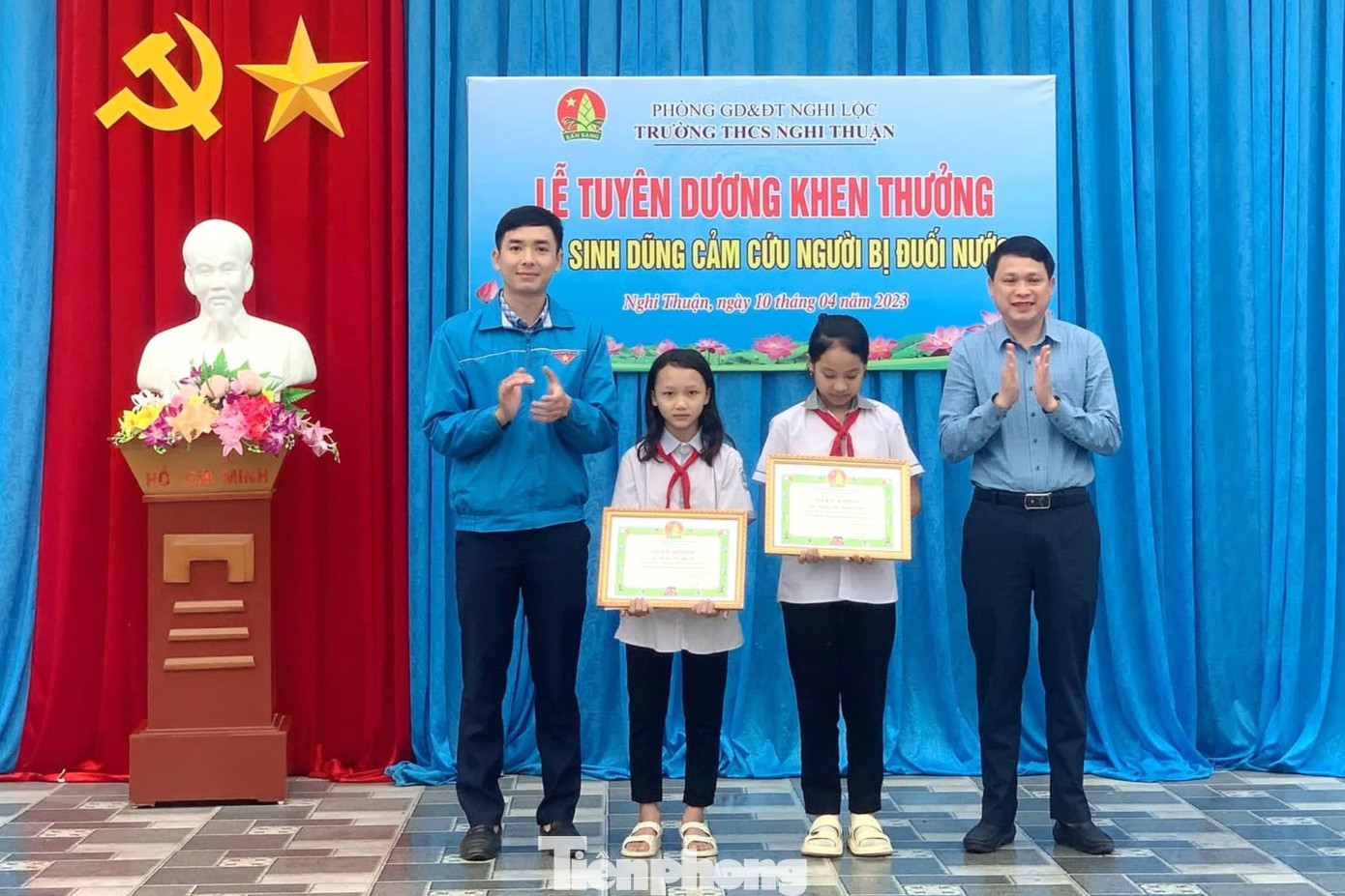 Ban Thường vụ Huyện Đoàn - Hội đồng Đội huyện Nghi Lộc trao giấy khen cho 2 em Nguyễn Thị Bảo Thi và Nguyễn Thị Phương Trâm