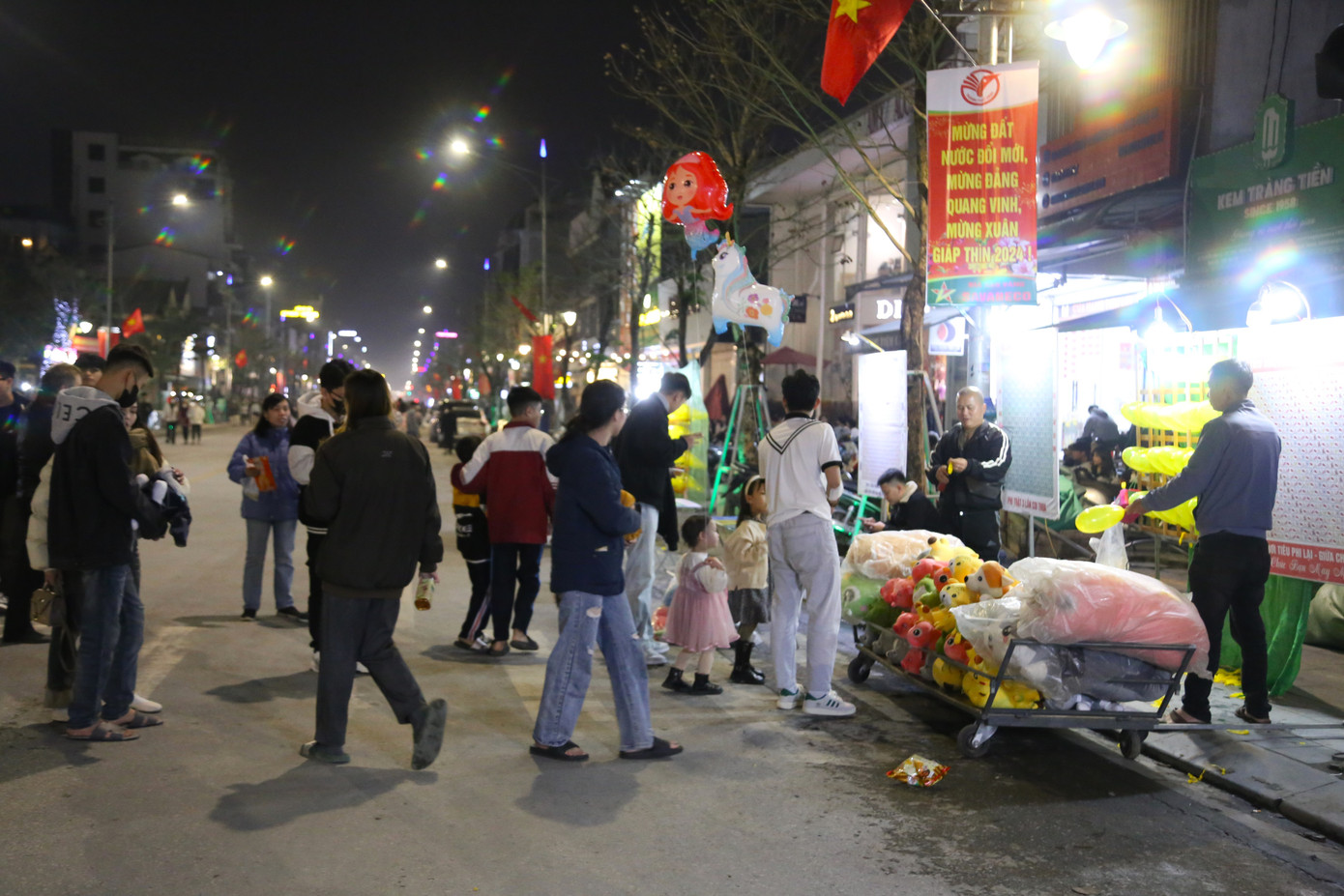 Các dịch vụ ăn uống, trò chơi,... thu hút nhiều người. Các dịch vụ ăn uống, trò chơi,... thu hút nhiều người.