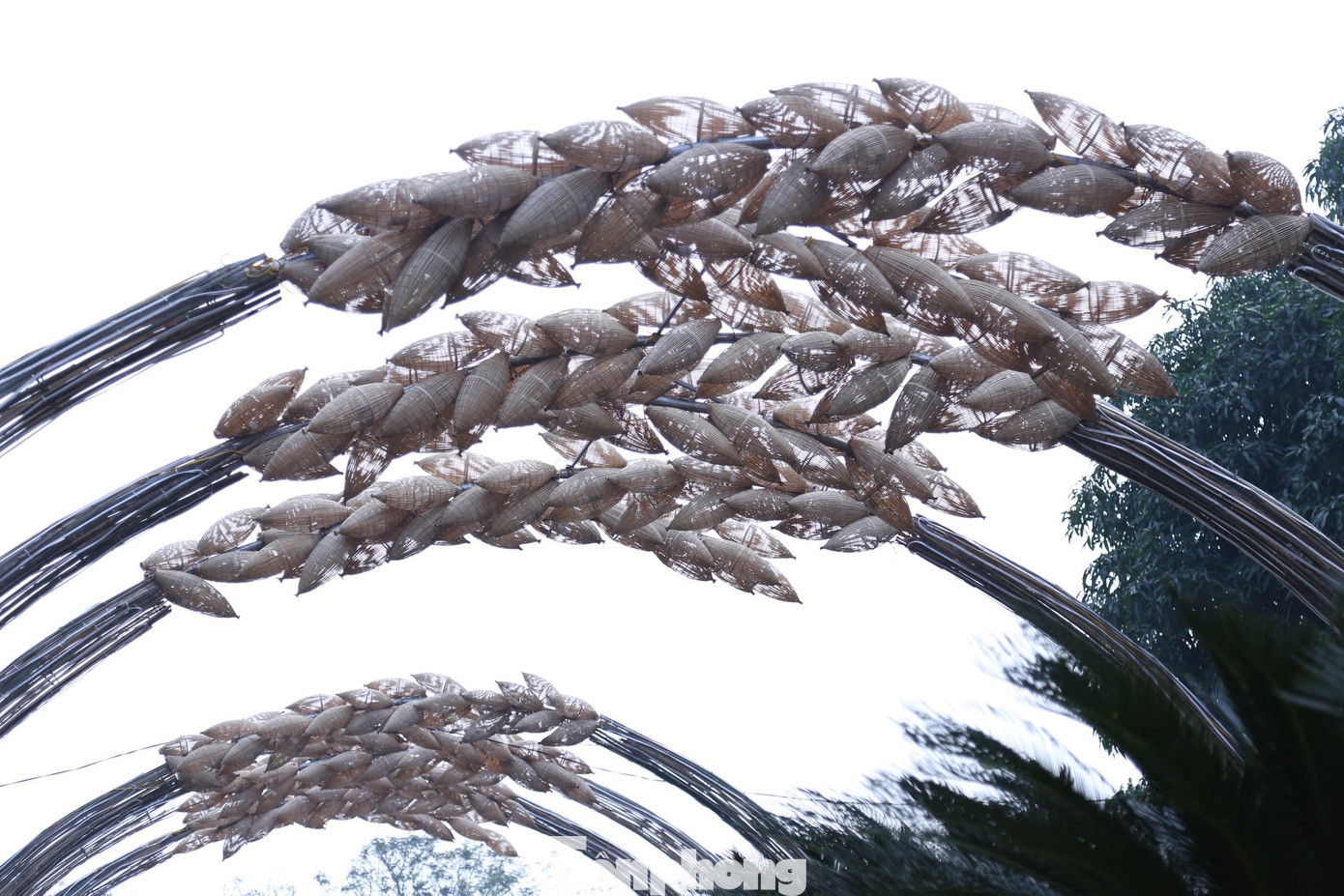 Phần khung vòm được cố định bằng thép và tre. Thân mái là những thanh tre được kết lại với nhau, cố định bằng dây thép, bọc quanh khung kim loại. Các thân lúa cũng được gắn thêm hệ thống đèn led để tạo hiệu ứng về thị giác vào ban đêm.