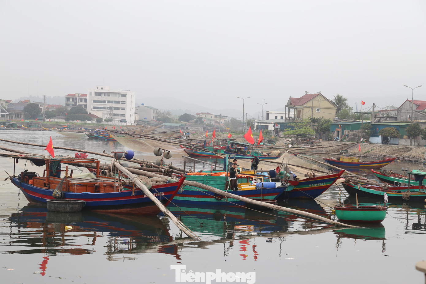 Nhiều tàu thuyền của ngư dân phường Nghi Thủy (T.X Cửa Lò) nằm bờ vì giá nhiên liệu liên tục “lập đỉnh”.