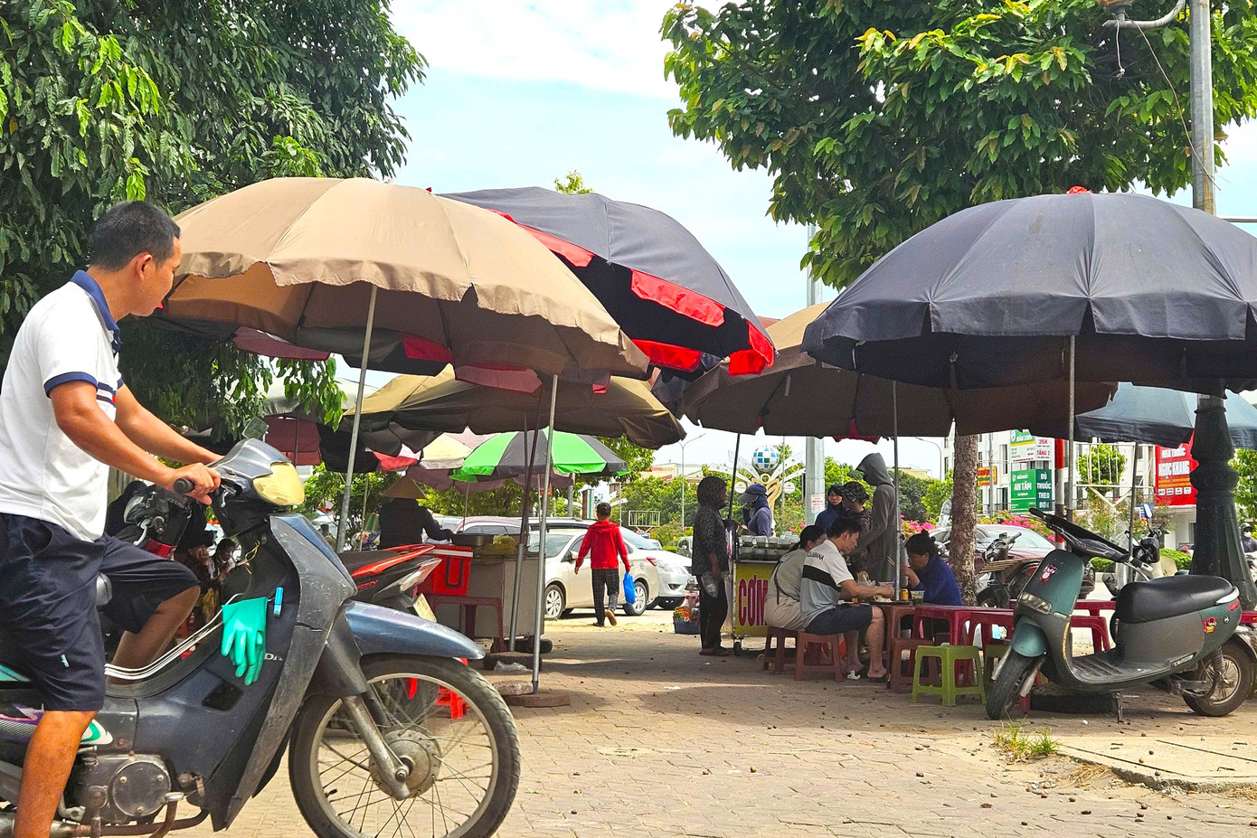 Ghi nhận của PV ngày 9/7, chỉ trên một đoạn đường dài chưa đến 100m dọc theo cổng ra vào của Bệnh viện Hữu nghị đa khoa Nghệ An, các hàng rong mọc lên nhiều chỗ bán nước, nơi bán đồ ăn bất chấp có biển “Khu vực cấm bán hàng rong, họp chợ”.