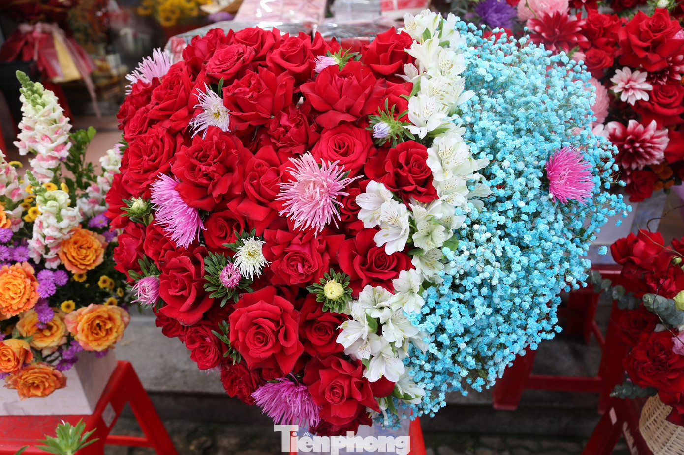 Giá hoa tươi tăng mạnh, nhất là các loại hoa hồng nhập ngoại