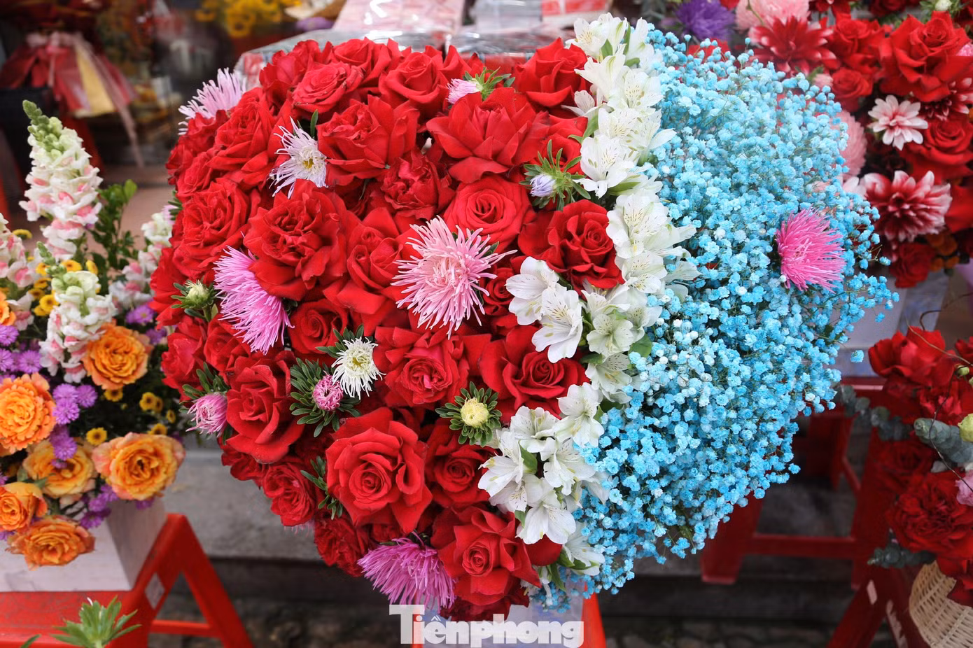 Giá hoa tươi tăng mạnh, nhất là các loại hoa hồng nhập ngoại