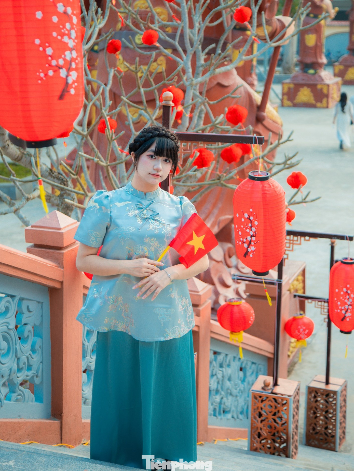 Một số bạn trẻ chọn trang phục cách tân để lưu lại bộ ảnh xuân.