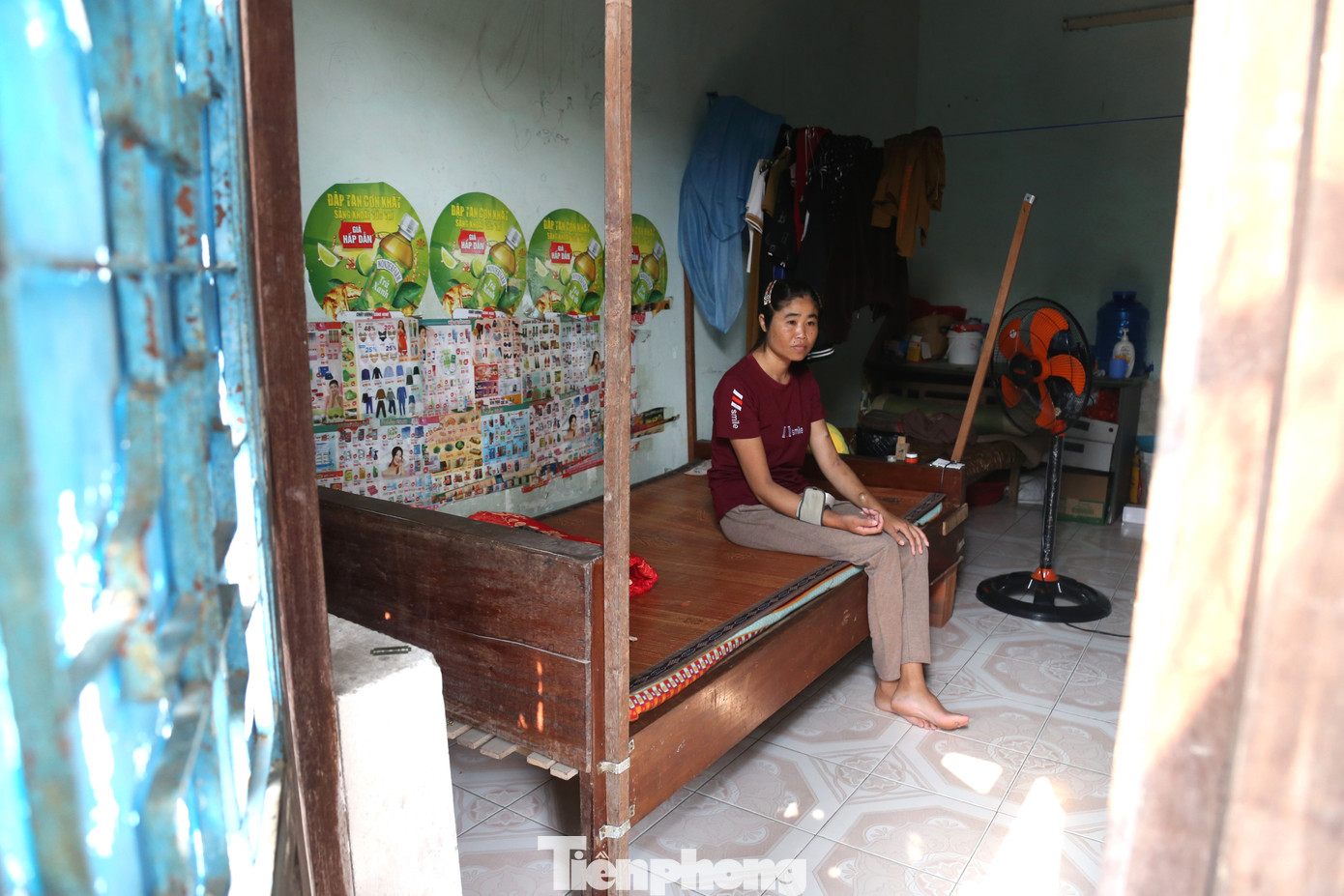 Chị Lô Thị Cúc (SN 1988), quê ở xã Thông Thụ, huyện Quế Phong, cách thành phố Vinh mấy trăm cây số. 5 năm trước, chị xuống Vinh chạy thận, chồng và 2 con ở quê. “Mấy hôm nay nắng quá không ăn được nên tôi tụt huyết áp, ngất xỉu 2 lần. Phòng trọ nhỏ, nắng hắt từ trên xuống, nóng quá thì dùng khăn ướt lau qua người, có khi phải vào nhà tắm xối cho mát”, chị Cúc tâm sự.