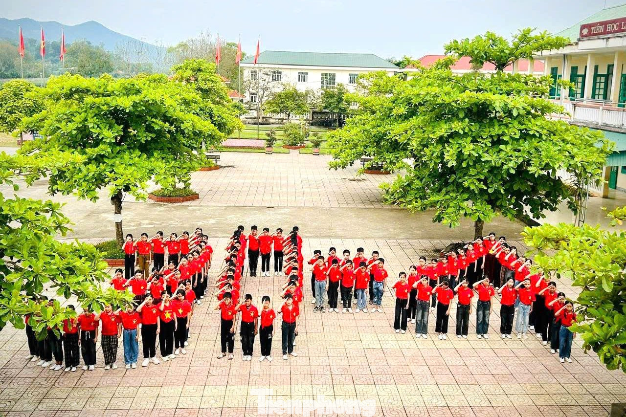 Dịp này, 100% liên đội trên địa bàn tỉnh Nghệ An hưởng ứng &quot;Tuần lễ áo cờ đỏ sao vàng&quot; nhân kỷ niệm 50 năm ngày đất nước thống nhất.