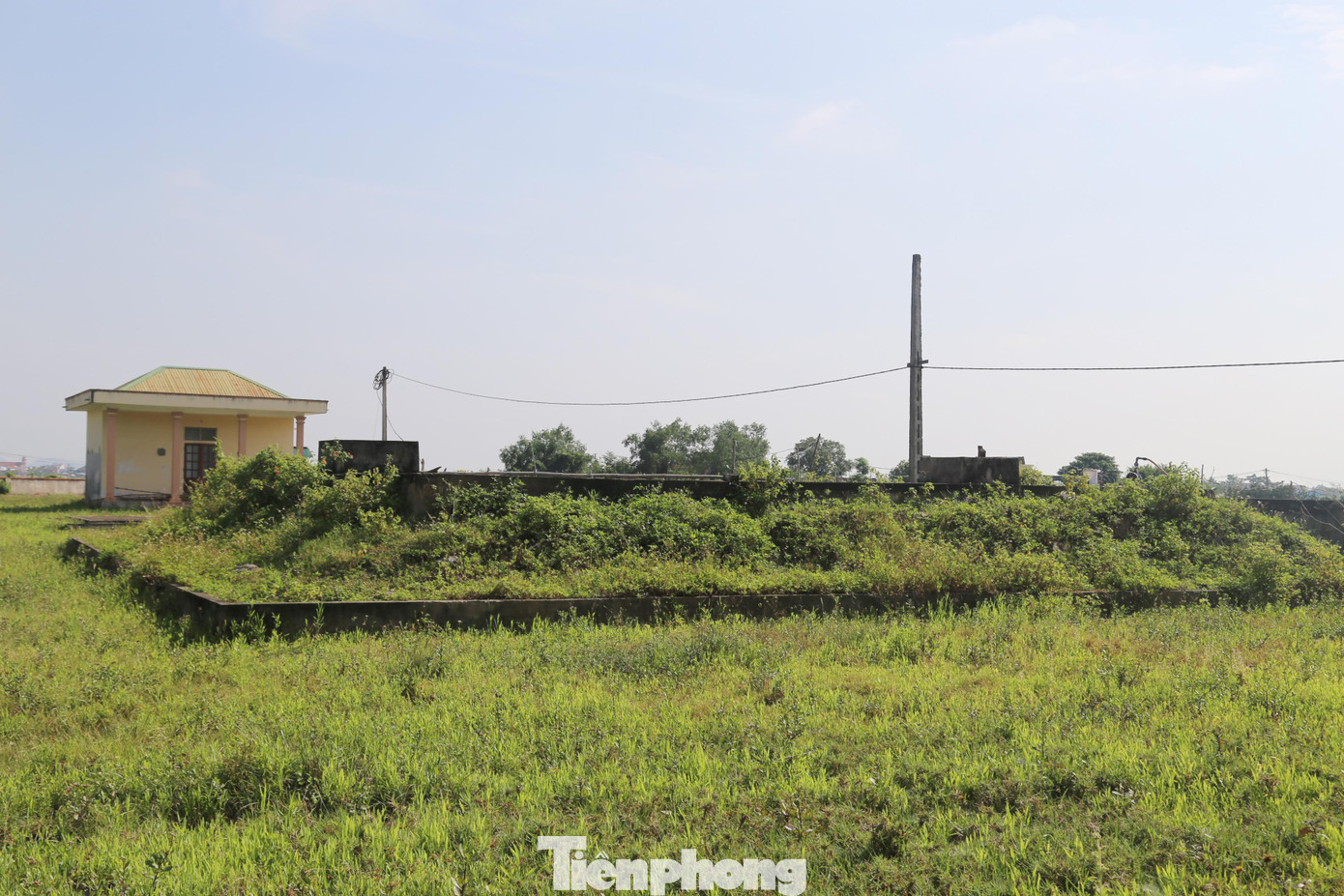 Năm 2015, đơn vị thi công đã tiến hành lắp đặt 80 - 90 % đường ống dẫn nước đấu nối từ nhà máy vào tận các hộ dân nhưng đến nay vẫn chưa có nước. Năm 2017, tỉnh tiếp tục có Quyết định phê duyệt điều chỉnh, bổ sung một số hạng mục liên quan với tổng kinh phí dự án dự toán sau khi bổ sung xấp xỉ 27,5 tỷ đồng, đội vốn gần 10 tỷ đồng so với tổng mức được phê duyệt ban đầu.