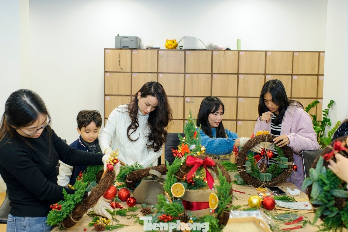 Những ngày qua, các buổi workshop chủ đề handmade, tự tay làm quà Giáng sinh như cây thông Noel, vòng nguyệt quế, nến thơm,… ở Nghệ An luôn thu hút rất đông mọi người tham gia, đặc biệt là giới trẻ.