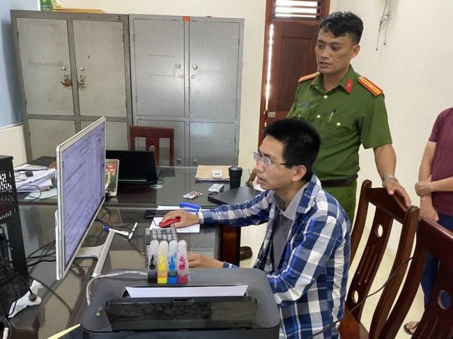 Nguyễn Quốc Khánh đã sử dụng phần mềm Photoshop chỉnh sửa các nội dung trên bản ảnh hóa đơn GTGT theo yêu cầu của Lê Viết Thanh