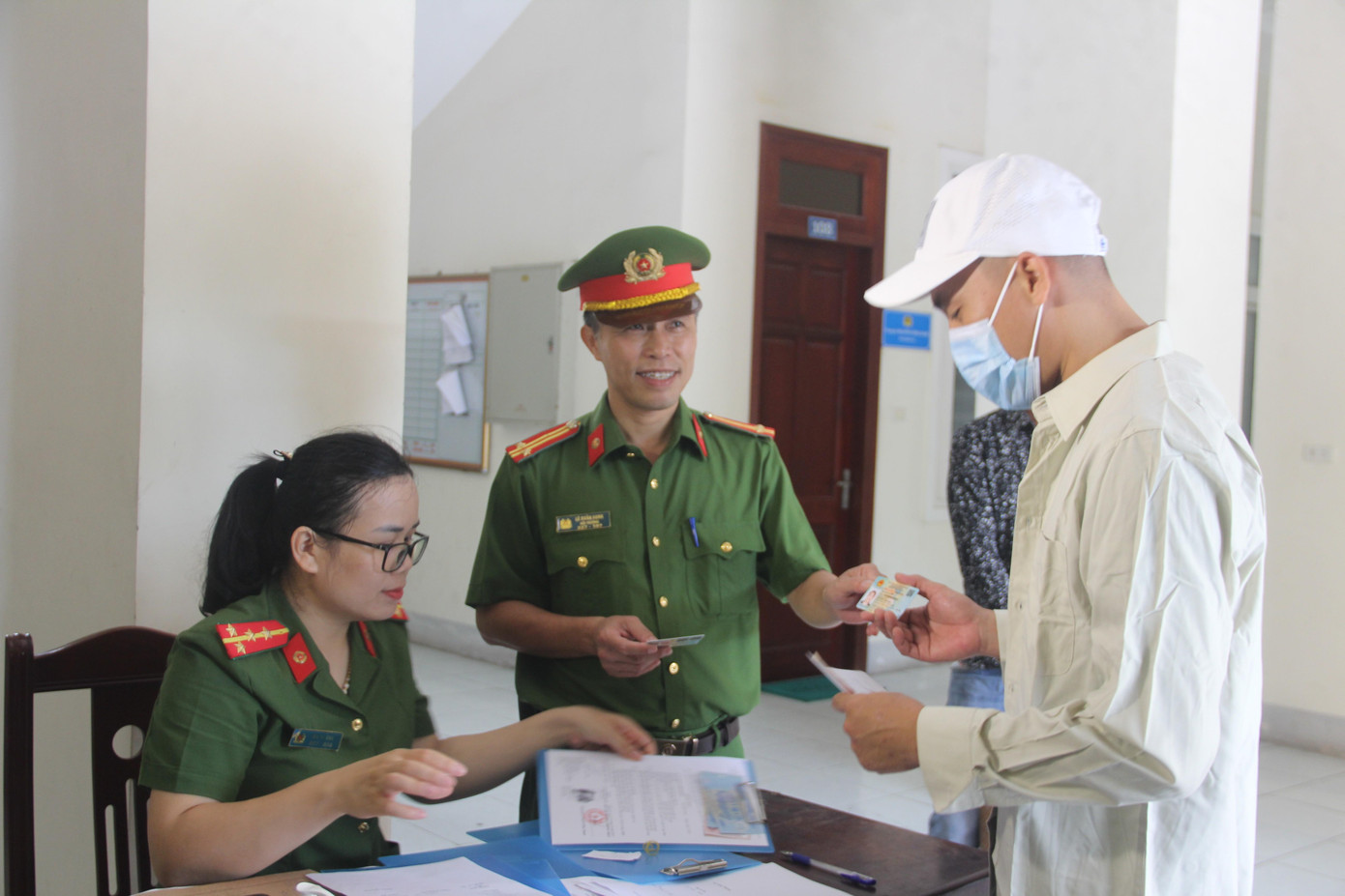 Phạm nhân được trao căn cước công dân trước khi về với gia đình