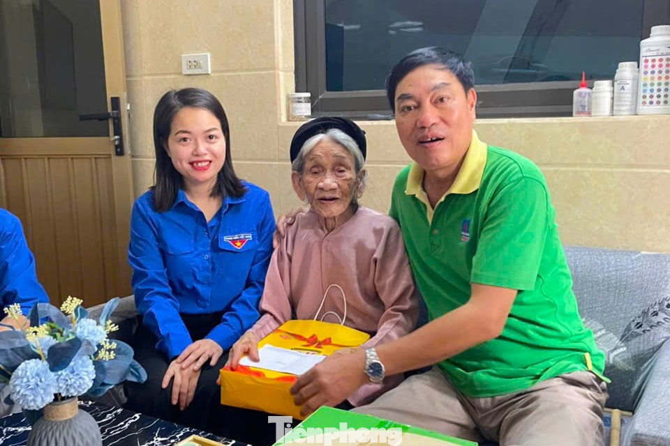 Thăm hỏi, trao quà Mẹ Việt Nam Anh hùng Nguyễn Thị Nhị ở phường Vinh Tân, thành phố Vinh.