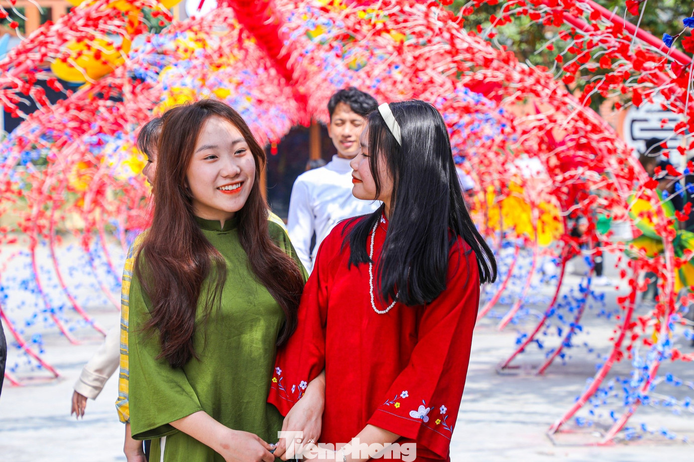 Bạn Nguyễn Thị Hương Trà (25 tuổi, quê xã Diễn Thành, huyện Diễn Châu, Nghệ An) chia sẻ: “Năm nào cũng vậy, cứ Tết là em lại đi lễ chùa, cầu mong một năm bình yên, mạnh khỏe, mọi việc hanh thông, thuận lợi”.