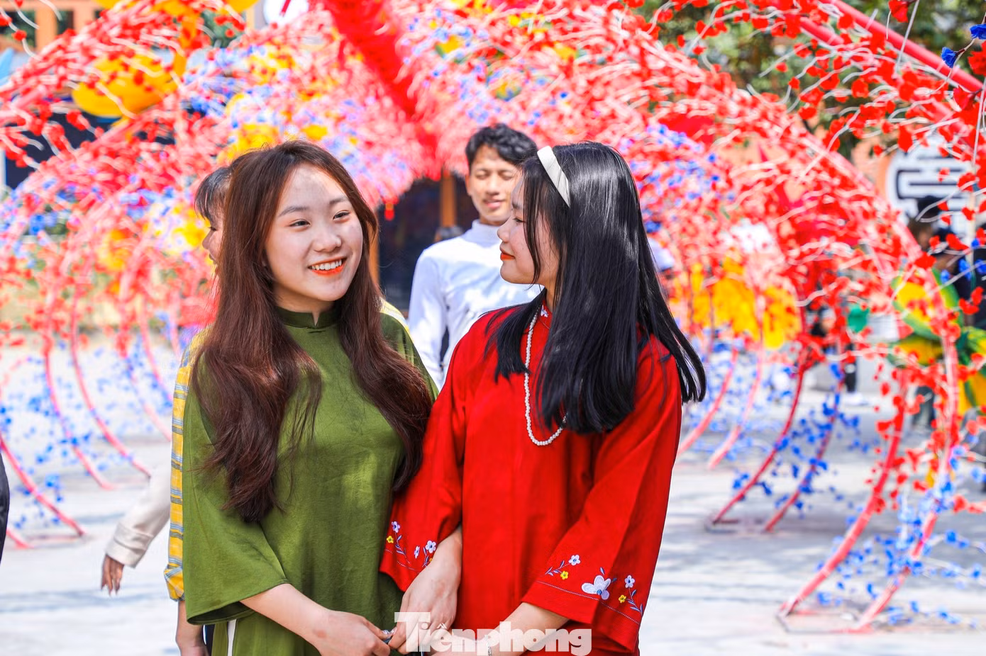 Bạn Nguyễn Thị Hương Trà (25 tuổi, quê xã Diễn Thành, huyện Diễn Châu, Nghệ An) chia sẻ: “Năm nào cũng vậy, cứ Tết là em lại đi lễ chùa, cầu mong một năm bình yên, mạnh khỏe, mọi việc hanh thông, thuận lợi”.